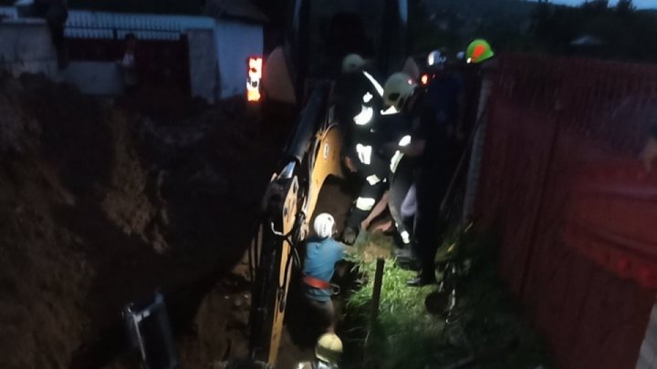 Doi bărbați au fost scoși vii de salvatori, după ce au rămas prinși sub un mal de pământ (FOTO/ VIDEO)