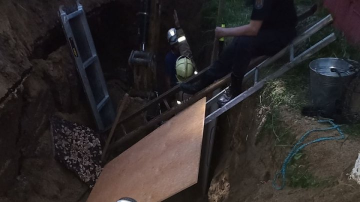 Doi bărbați au fost scoși vii de salvatori, după ce au rămas prinși sub un mal de pământ (FOTO/ VIDEO)