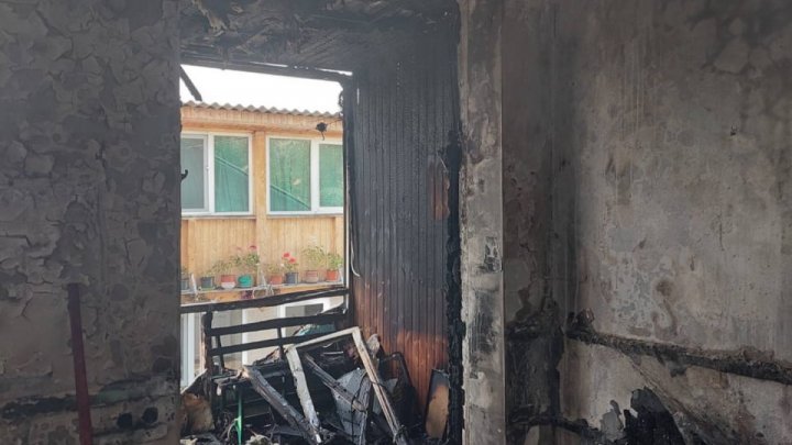 Pompierii lichidează un incendiu într-o biserică din raionul Călărași (FOTO)