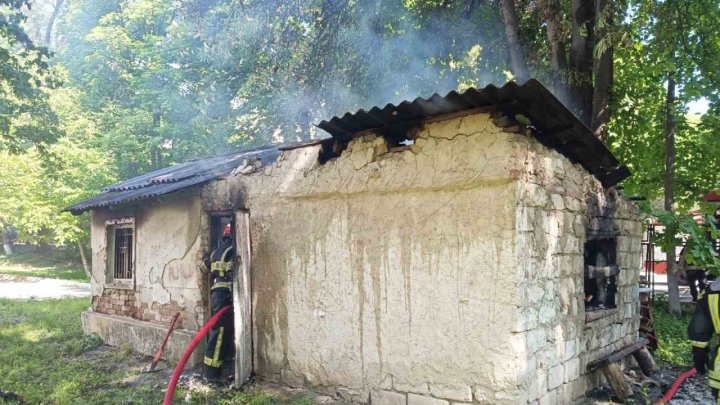 Incendiu în Capitală. Flăcările au izbucnit într-o clădire auxiliară de pe teritoriul unui liceu (FOTO)