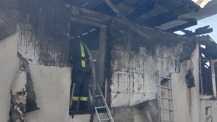 Pompierii lichidează un incendiu într-o biserică din raionul Călărași (FOTO)