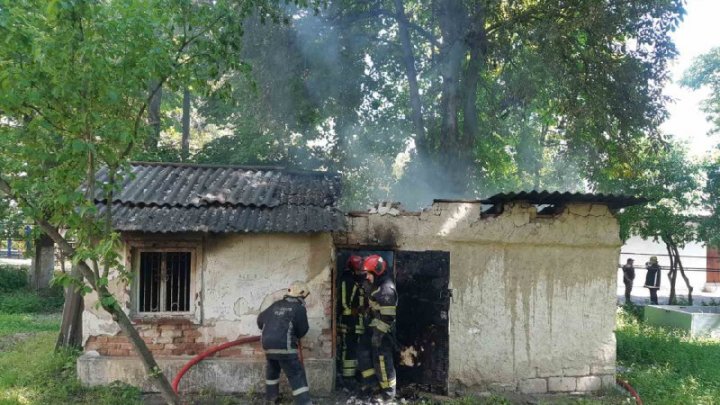 Incendiu în Capitală. Flăcările au izbucnit într-o clădire auxiliară de pe teritoriul unui liceu (FOTO)