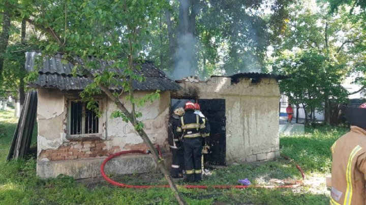 Incendiu în Capitală. Flăcările au izbucnit într-o clădire auxiliară de pe teritoriul unui liceu (FOTO)