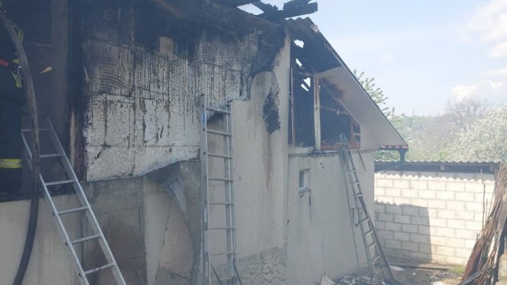 Pompierii lichidează un incendiu într-o biserică din raionul Călărași (FOTO)