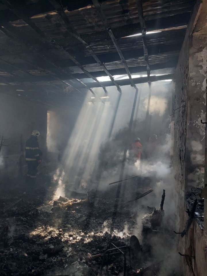 Pompierii lichidează un incendiu într-o biserică din raionul Călărași (FOTO)