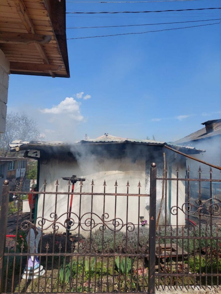 Pompierii lichidează un incendiu într-o biserică din raionul Călărași (FOTO)