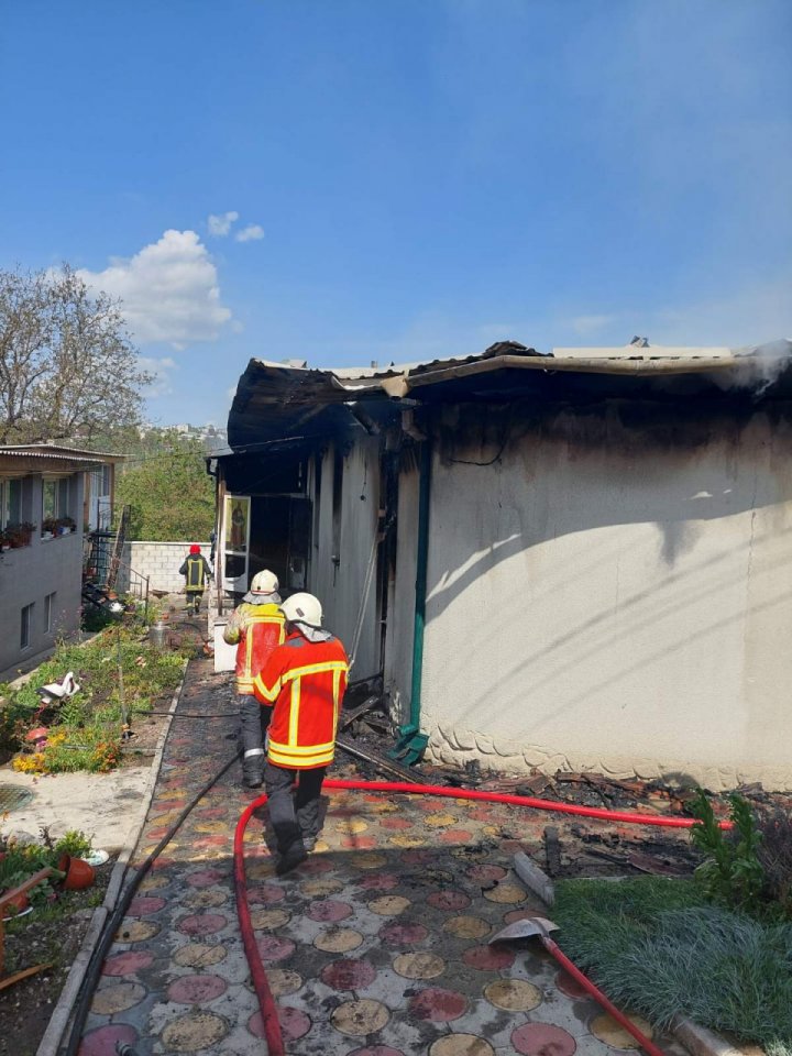 Pompierii lichidează un incendiu într-o biserică din raionul Călărași (FOTO)