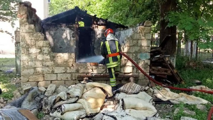 Incendiu în Capitală. Flăcările au izbucnit într-o clădire auxiliară de pe teritoriul unui liceu (FOTO)