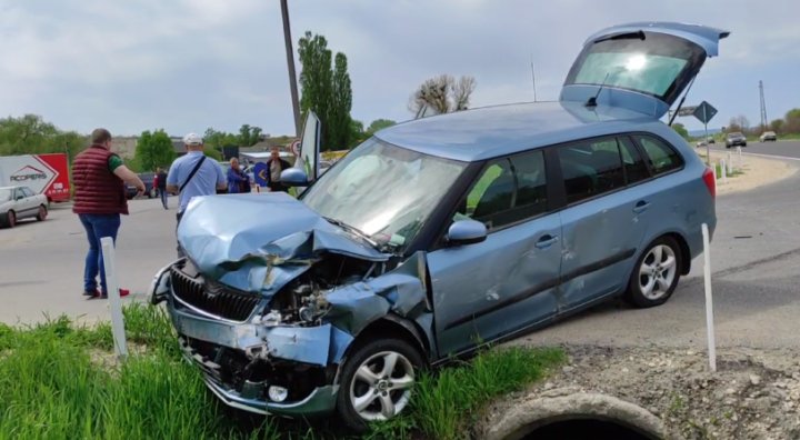 ACCDENT la Strășeni. Un automobil a ajuns într-un șanț plin cu apă. O femeie și 2 copii, preluaţi de ambulanţă (VIDEO/FOTO)