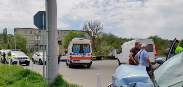 ACCDENT la Strășeni. Un automobil a ajuns într-un șanț plin cu apă. O femeie și 2 copii, preluaţi de ambulanţă (VIDEO/FOTO)