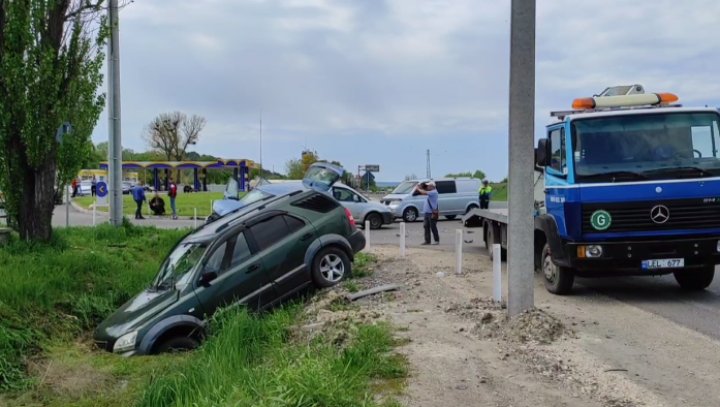 ACCDENT la Strășeni. Un automobil a ajuns într-un șanț plin cu apă. O femeie și 2 copii, preluaţi de ambulanţă (VIDEO/FOTO)