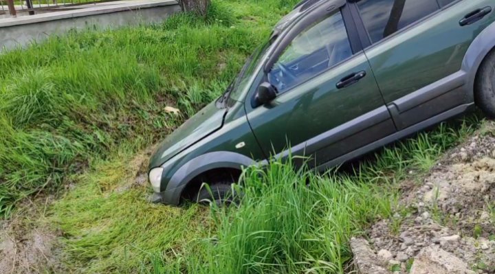 ACCDENT la Strășeni. Un automobil a ajuns într-un șanț plin cu apă. O femeie și 2 copii, preluaţi de ambulanţă (VIDEO/FOTO)