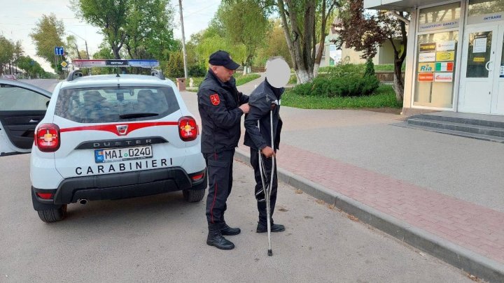 A căzut în plină stradă și nu s-a mai putut ridica. Un bărbat din Bălți, ajutat de carabinieri