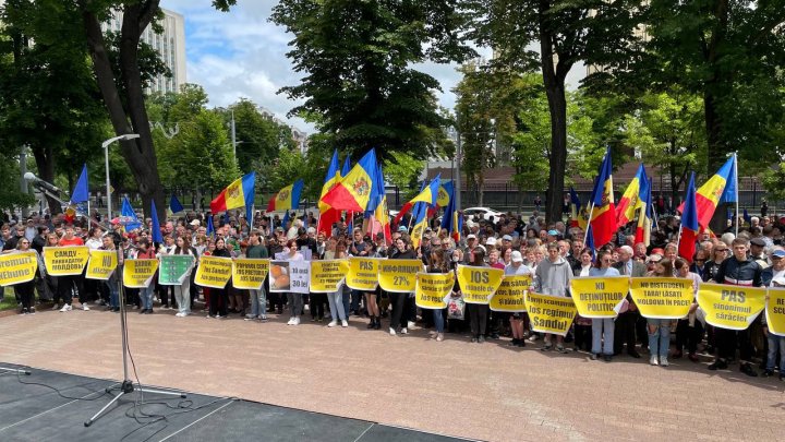 Socialiștii au organizat o acțiune de protest în fața Parlamentului