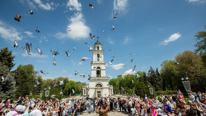 Peste 150 de copii au lansat spre cer porumbei, în semn de pace, în cadrul unui eveniment organizat de fracțiunea Partidului „ȘOR” (FOTO)