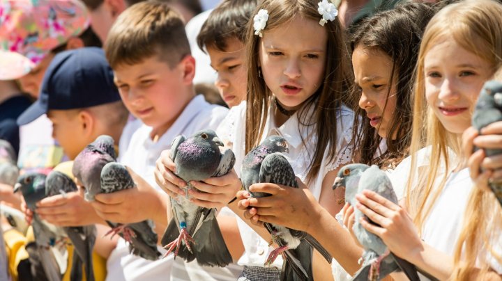 Peste 150 de copii au lansat spre cer porumbei, în semn de pace, în cadrul unui eveniment organizat de fracțiunea Partidului „ȘOR” (FOTO)