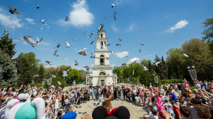 Peste 150 de copii au lansat spre cer porumbei, în semn de pace, în cadrul unui eveniment organizat de fracțiunea Partidului „ȘOR” (FOTO)