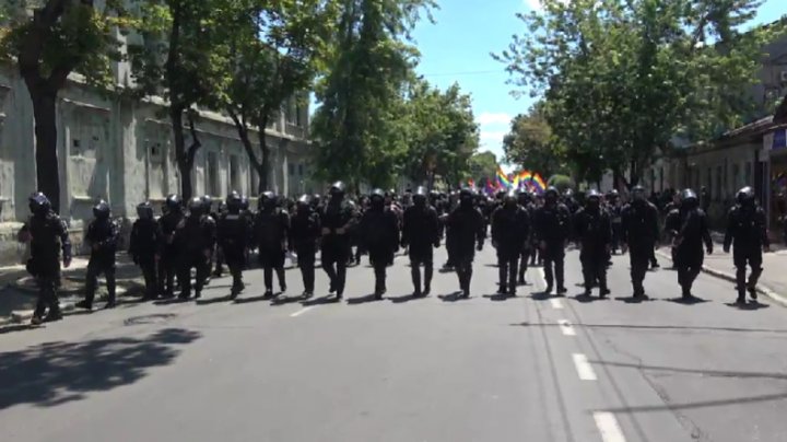 Zeci de polițiști au împânzit strada București din Chișinău, acolo unde se desfășoară marșul LGBT