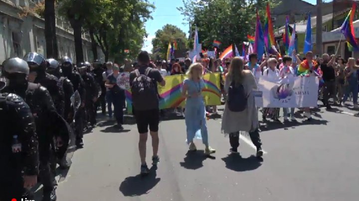 Zeci de polițiști au împânzit strada București din Chișinău, acolo unde se desfășoară marșul LGBT