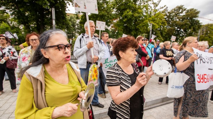 Flashmob cu cratițe în centrul Capitalei, organizat de PCRM și Partidul „ȘOR”