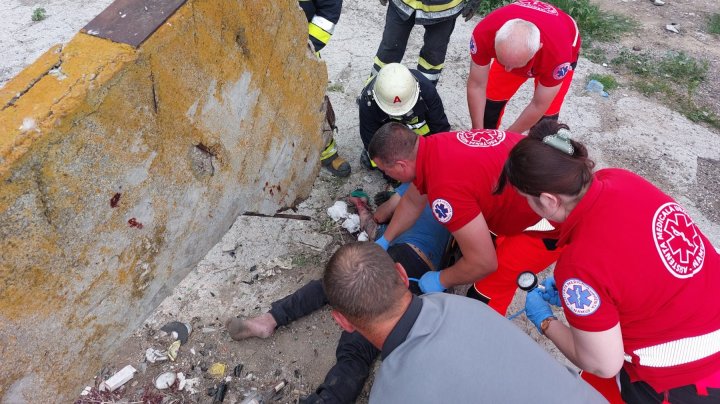 ALERTĂ în nordul țării. O placă de beton a căzut peste un bărbat și i-a străpuns cutia toracică (FOTO)