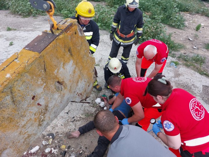 ALERTĂ în nordul țării. O placă de beton a căzut peste un bărbat și i-a străpuns cutia toracică (FOTO)