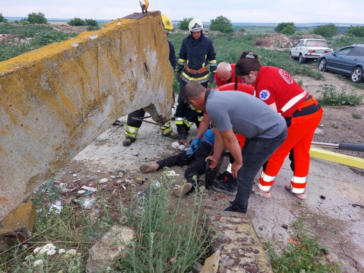 ALERTĂ în nordul țării. O placă de beton a căzut peste un bărbat și i-a străpuns cutia toracică (FOTO)