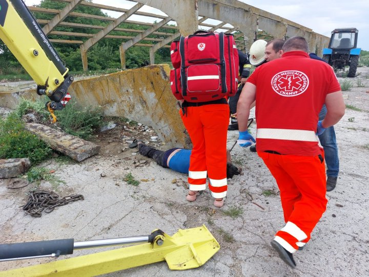 ALERTĂ în nordul țării. O placă de beton a căzut peste un bărbat și i-a străpuns cutia toracică (FOTO)