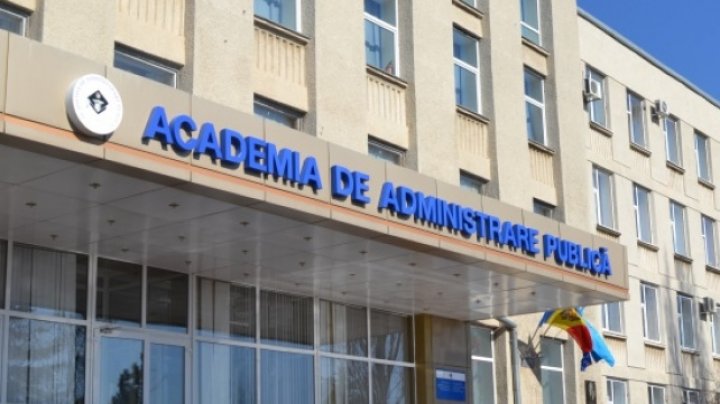 Fotografia demersului foștilor președinți ai RM care insistă pe menținerea activității Academiei de Administrare Publică 