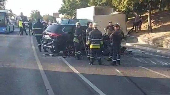 Accident în Capitală. O mașină  s-a izbit violent într-un camion