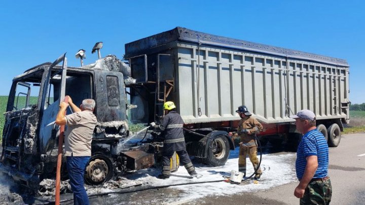 Noi DETALII despre incendiul produs pe un drum din raionul Cășeni. A ars un camion încărcat cu cereale