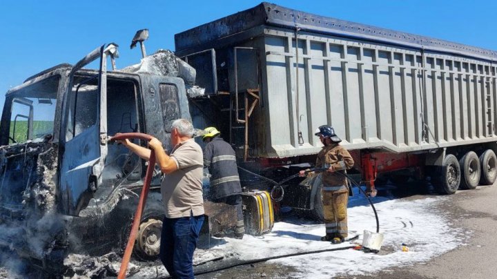 Noi DETALII despre incendiul produs pe un drum din raionul Cășeni. A ars un camion încărcat cu cereale