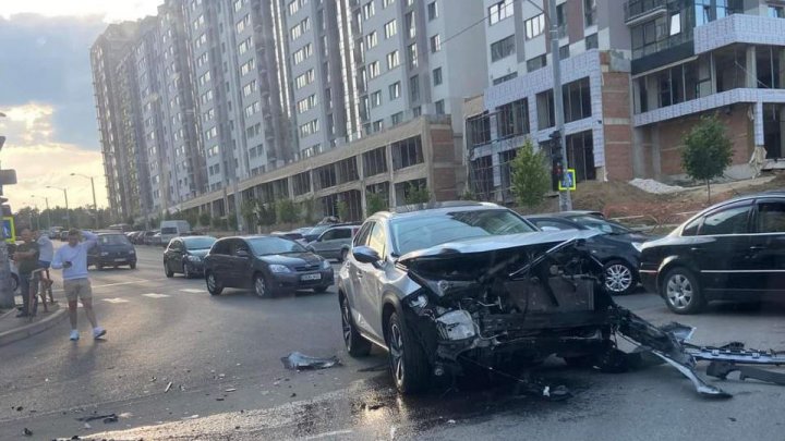 Grav accident în Capitală. Două automobile n-au împărțit drumul