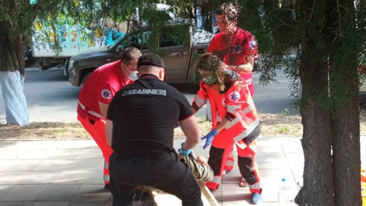 I s-a făcut rău în plină stradă. Un bărbat aflat în dificultate, ajutat de carabinieri