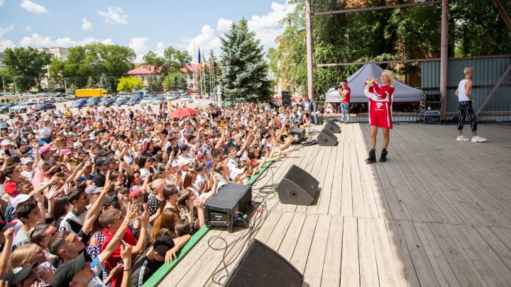 De Ziua Copiilor, renumita interpretă din Rusia, Klava Coca a cântat la Taraclia, la inițiativa lui Ilan Șor