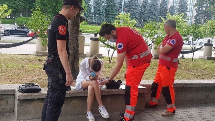 Carabinerii au chemat imediat ambulanța. Unei tinere i s-a făcut rău în timp ce se afla pe o stradă din centrul Capitalei