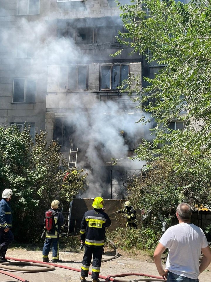 INCENDIU PUTERNIC în Capitală. Locatarii unui bloc, speriați. Au intervenit 5 echipaje de pompieri (FOTO)