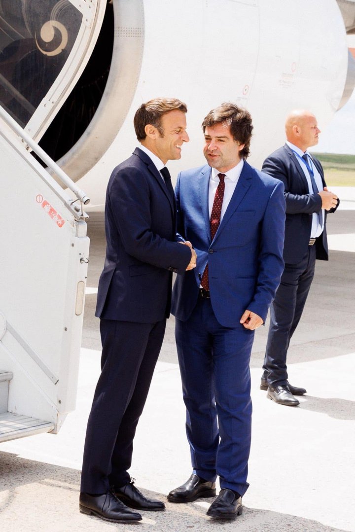 Emmanuel Macron a ajuns la Chișinău. Popescu: O vizită istorică găzduită astăzi în Republica Moldova (FOTO)