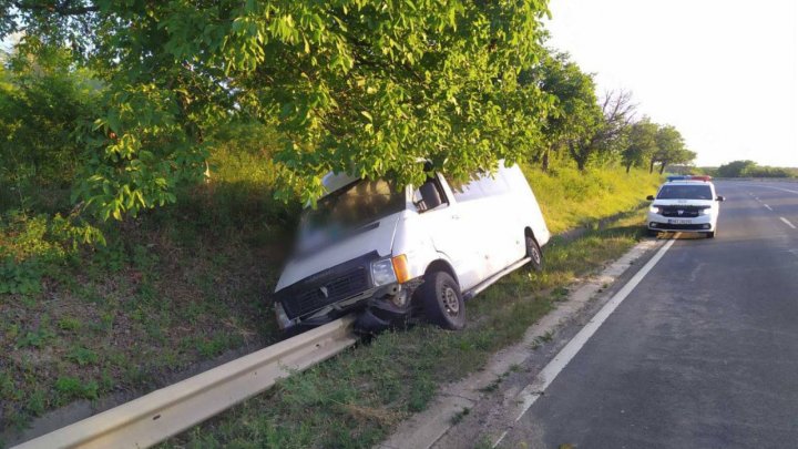 Accident în apropiere de localitatea Bardar. Un șofer de 72 de ani a ajuns cu mașina în șanț