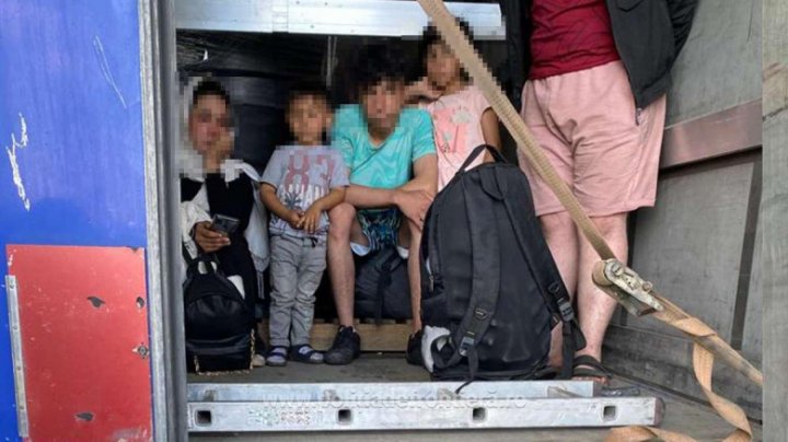 36 de migranţi au încercat să iasă din România ascunși printre sicrie. Voiau să ajungă în Italia