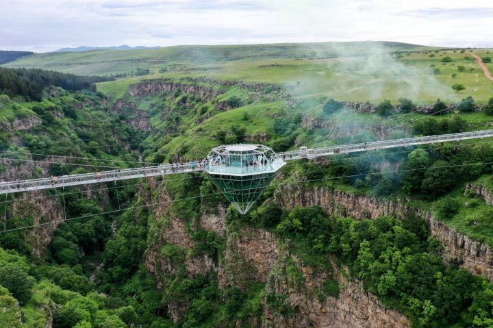 Cum arată spectaculosul pod-diamant inaugurat în Georgia (FOTO)