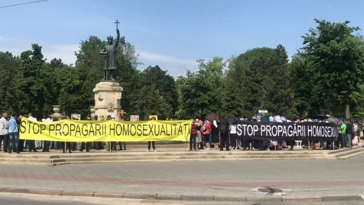 Un grup de persoane protestează în centrul Capitalei față de organizarea marșului LGBT