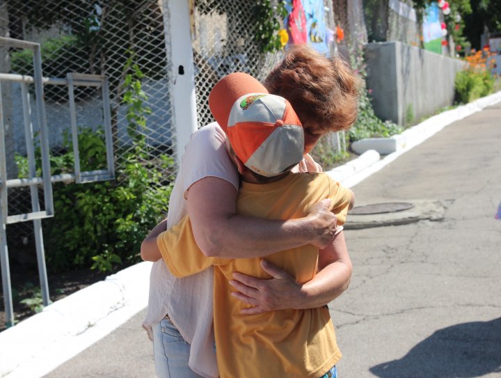 Emoții și lacrimi de bucurie la Penitenciarele Rusca și Pruncul. Deținuții și-au revăzut copiii și rudele (FOTO)