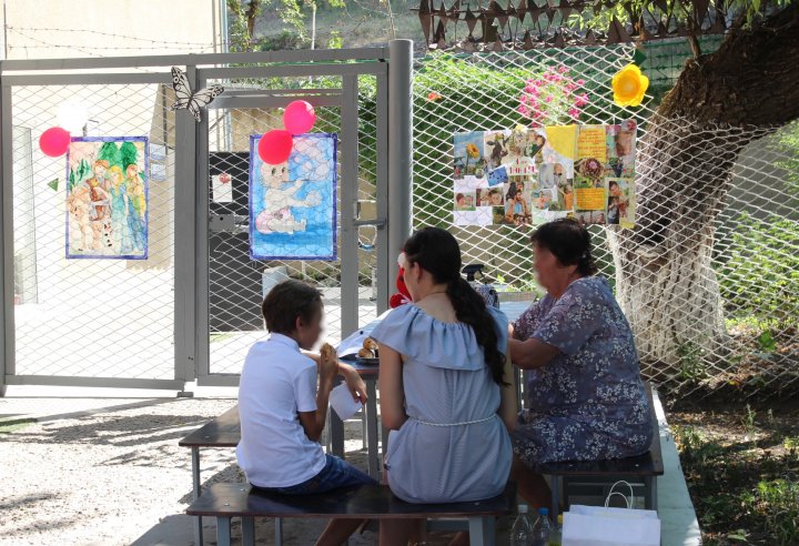 Emoții și lacrimi de bucurie la Penitenciarele Rusca și Pruncul. Deținuții și-au revăzut copiii și rudele (FOTO)