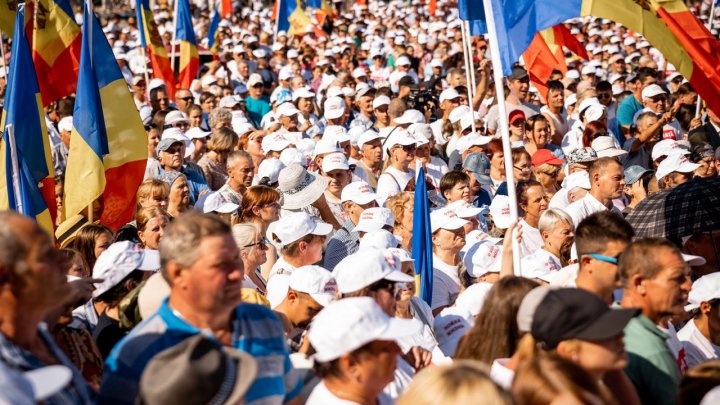 Protest de amploare în centrul Capitalei. Oamenii manifestează împotriva guvernării