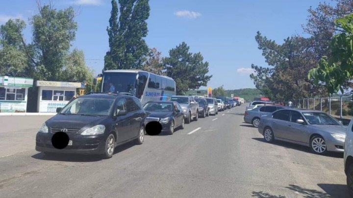 TRAFIC INTENS la Vama Leușeni. Zeci de vehicule, pe sensul de ieșire din țară