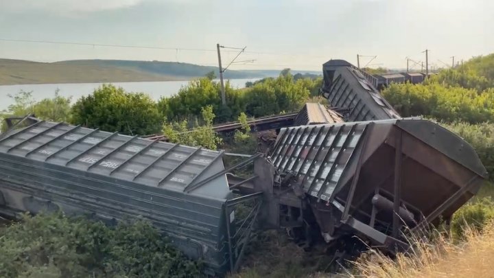 Accident feroviar în județul Iași cu implicarea unui marfar. Mai multe vagoane au deraiat (VIDEO)