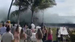 Ziua nunţii unui cuplu, care se desfășura pe malul oceanului, la un pas să se transforme în coşmar. Mesele, scaunele şi decorul, luate de valuri uriașe