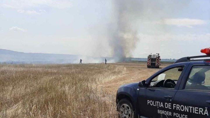 Un câmp din raionul Fălești, în FLĂCĂRI. Pompierii și polițiștii de frontieră au luptat mai mult de 2 ore pentru a stinge focul