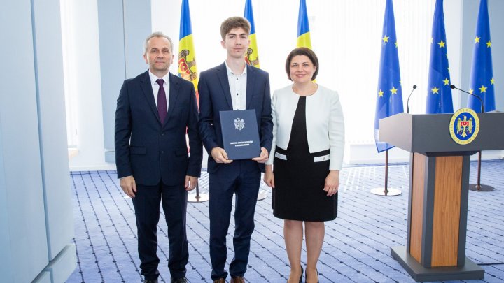 Diplome din partea prim-ministrului țării pentru cei 49 de elevi cu 10 pe linie la bacalaureat (FOTO)